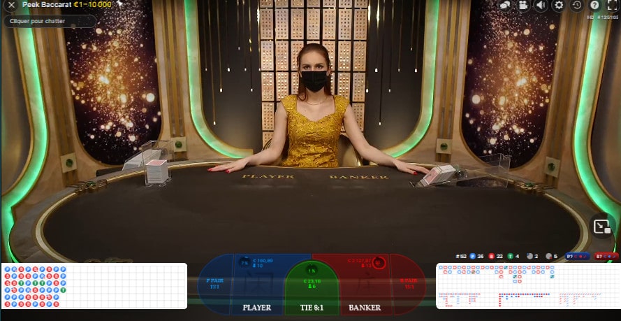 Croupier dans le studio de la table de baccarat en ligne Peek Baccarat