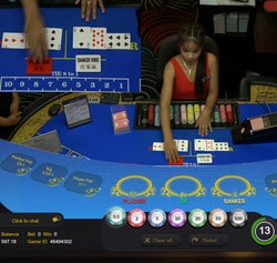 Table de baccarat en direct du Queenco Casino au Cambodge Table de baccarat en direct du Queenco Casino au Cambodge