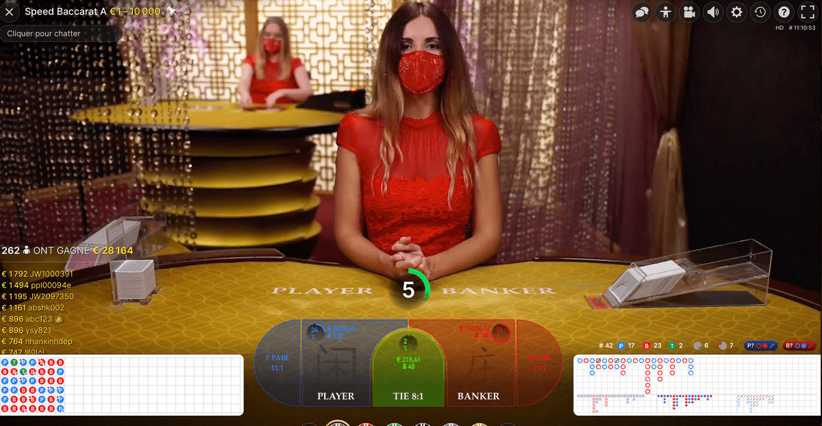 Jolie croupière a une table de baccarat en ligne